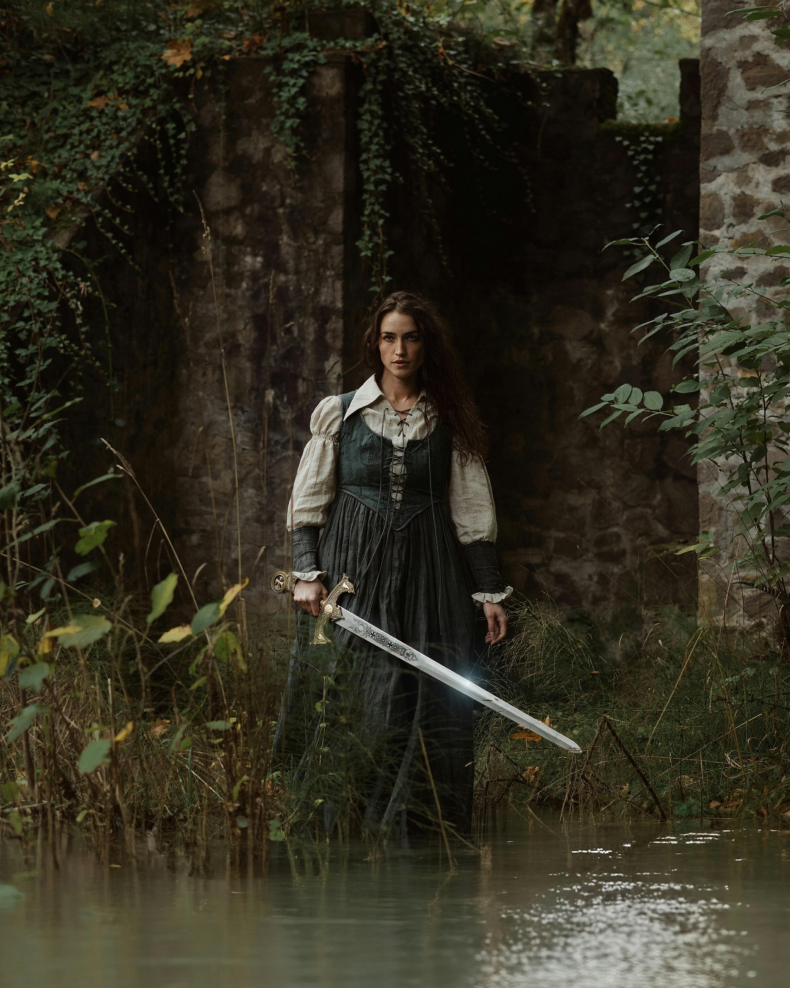 Gratis Hermosa Modelo En Oregon Con Un Vestido De Lino Verde Bosque, Retrato Tomado Por El Fotógrafo De Portland Lance Reis En Mi Sonya7iii En El Lugar. Foto de stock