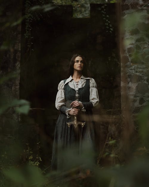 Linda Modelo Em Oregon Usando Um Vestido De Linho Verde Floresta, Retrato Tirado Pelo Fotógrafo De Portland Lance Reis Em Meu Sonya7iii No Local.