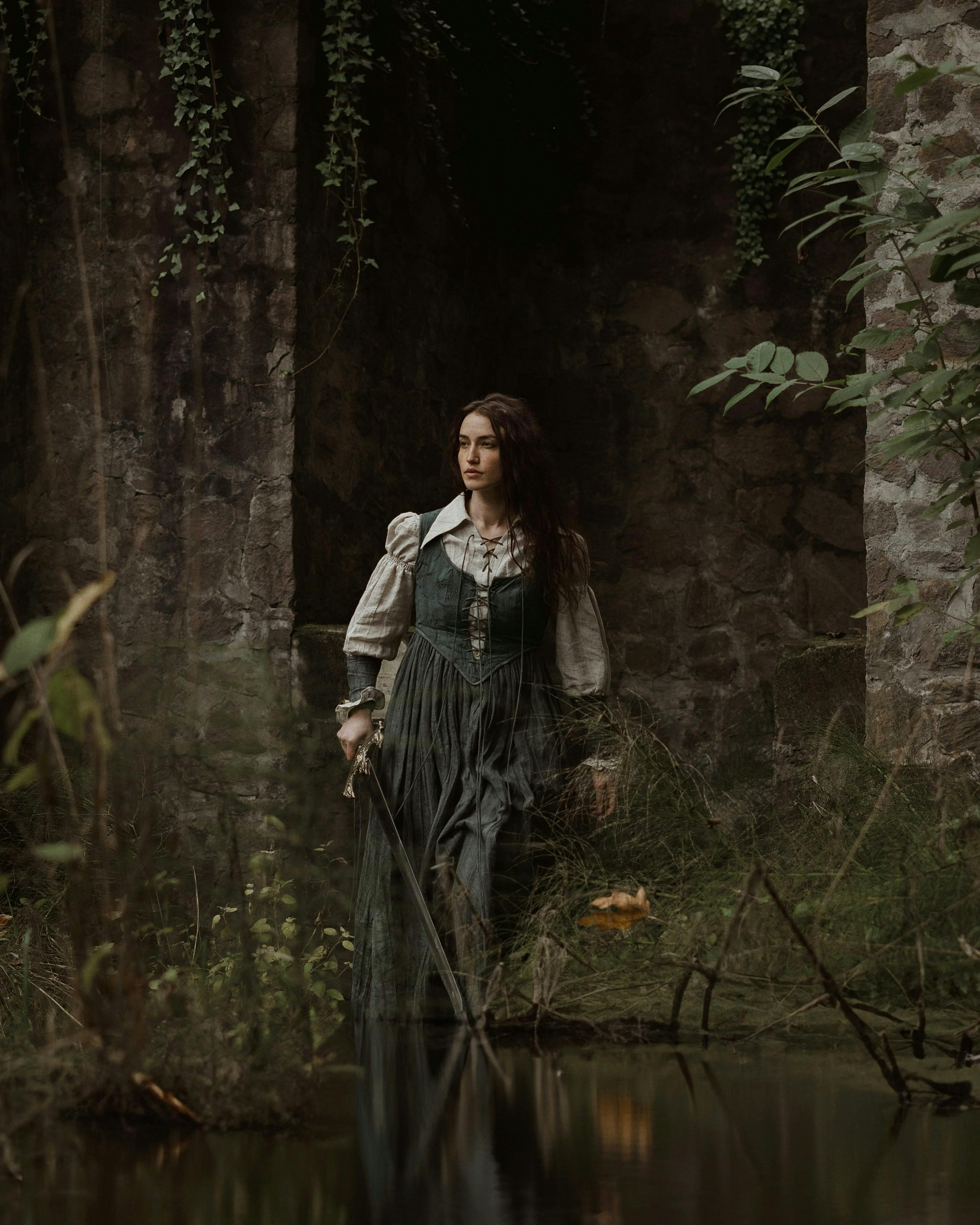 Kostenlos Wunderschönes Model In Oregon In Einem Waldgrünen Leinenkleid, Porträt Aufgenommen Vom Portland Fotografen Lance Reis Auf Meiner Sonya7iii Vor Ort. Stock-Foto