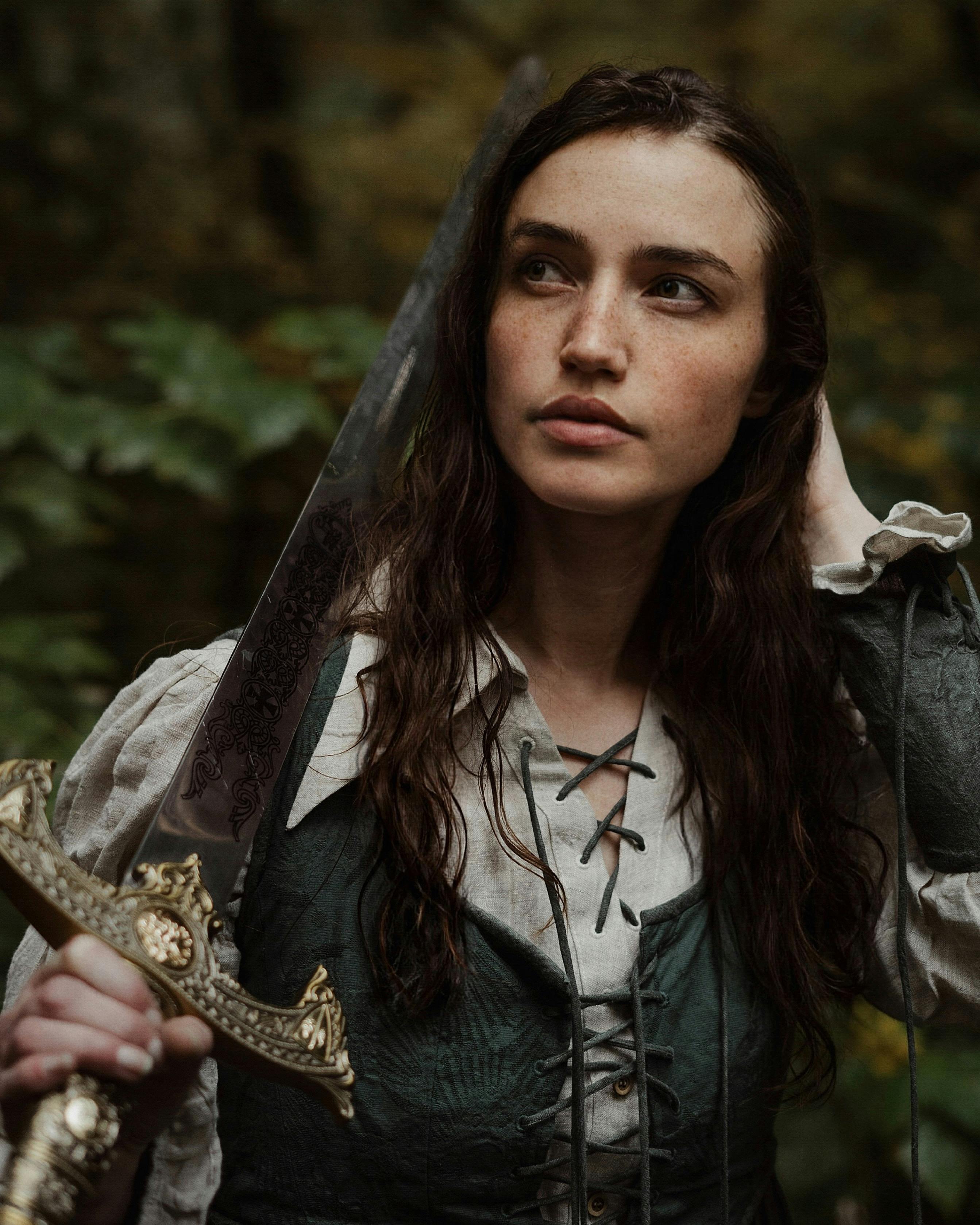 Gratis Hermosa Modelo En Oregon Con Un Vestido De Lino Verde Bosque, Retrato Tomado Por El Fotógrafo De Portland Lance Reis En Mi Sonya7iii En El Lugar. Foto de stock