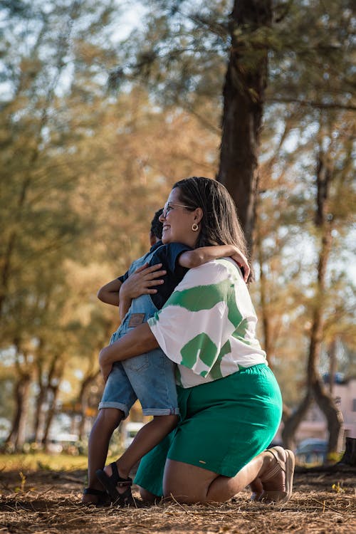 Fotos de stock gratuitas de abrazando, amor, árbol