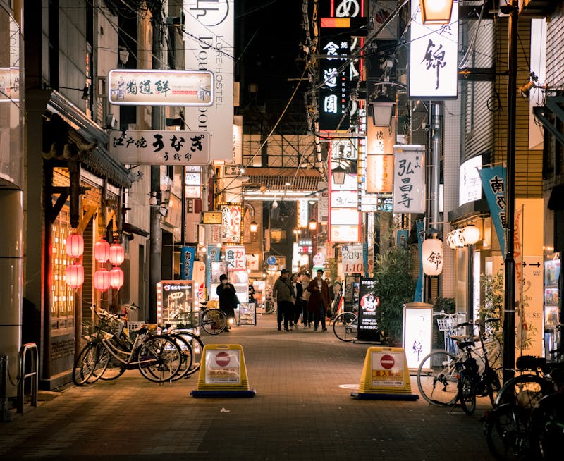 Scène animée de la rue commerçante d'Osaka illuminée