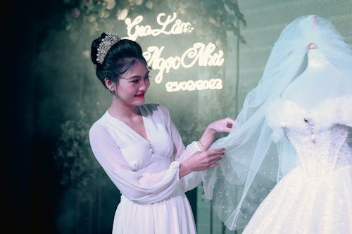 Foto stok gratis gaun putih, mempelai wanita, selamat pengantin