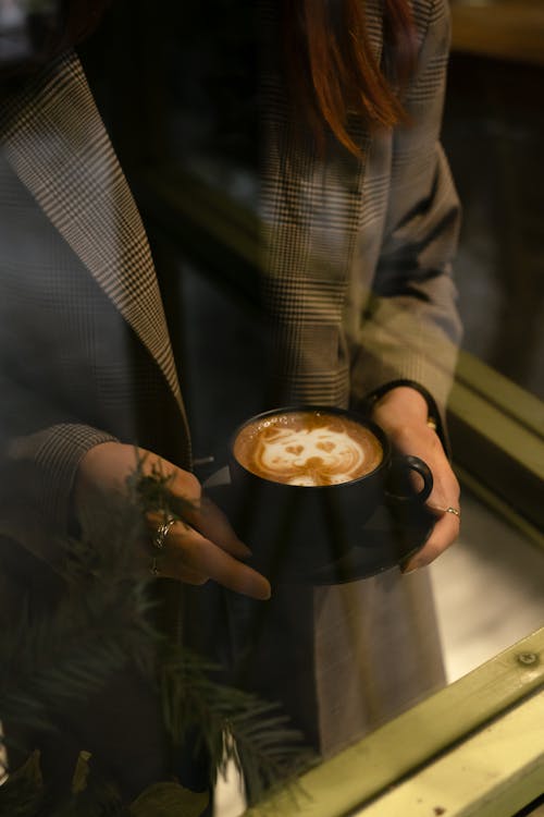 Gratis arkivbilde med cappuccino, drikke, holde