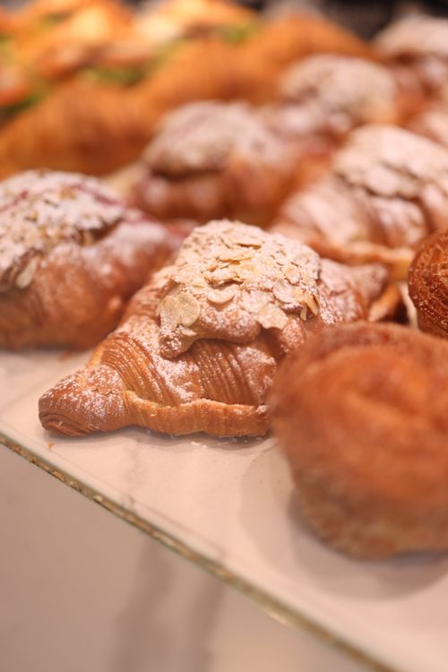 Free Close-up of delicious almond croissants topped with sliced almonds and icing sugar. Stock Photo