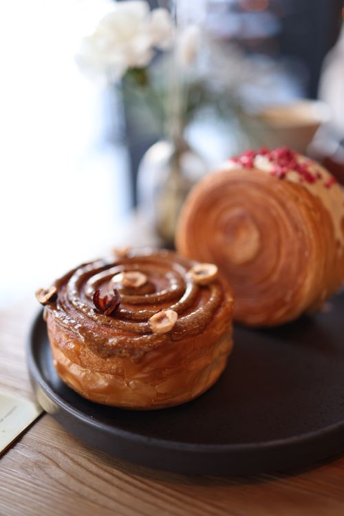 Free Delightful close-up of gourmet pastries on a plate, perfect for food enthusiasts. Stock Photo