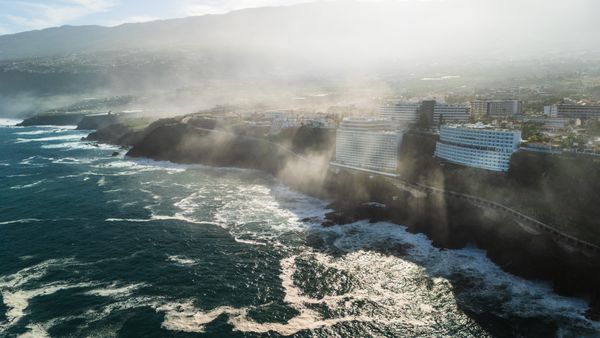 Vedere aeriană asupra coastei stâncoase a Tenerife, Insulele Canare