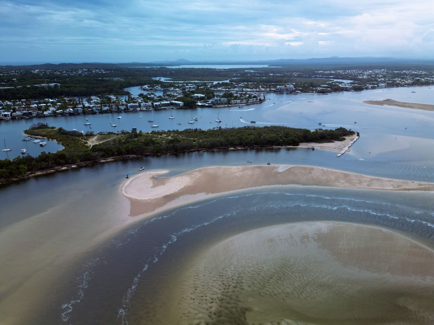 Bancs de sable et bateaux vus du ciel