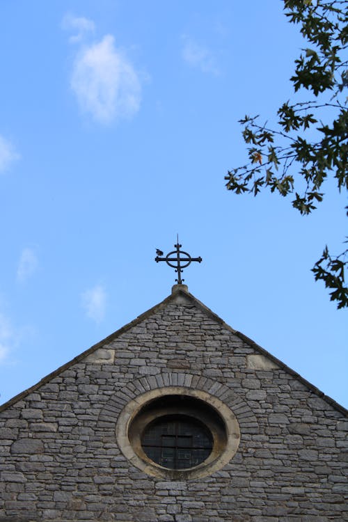 Foto profissional grátis de aparência, capela, céu azul