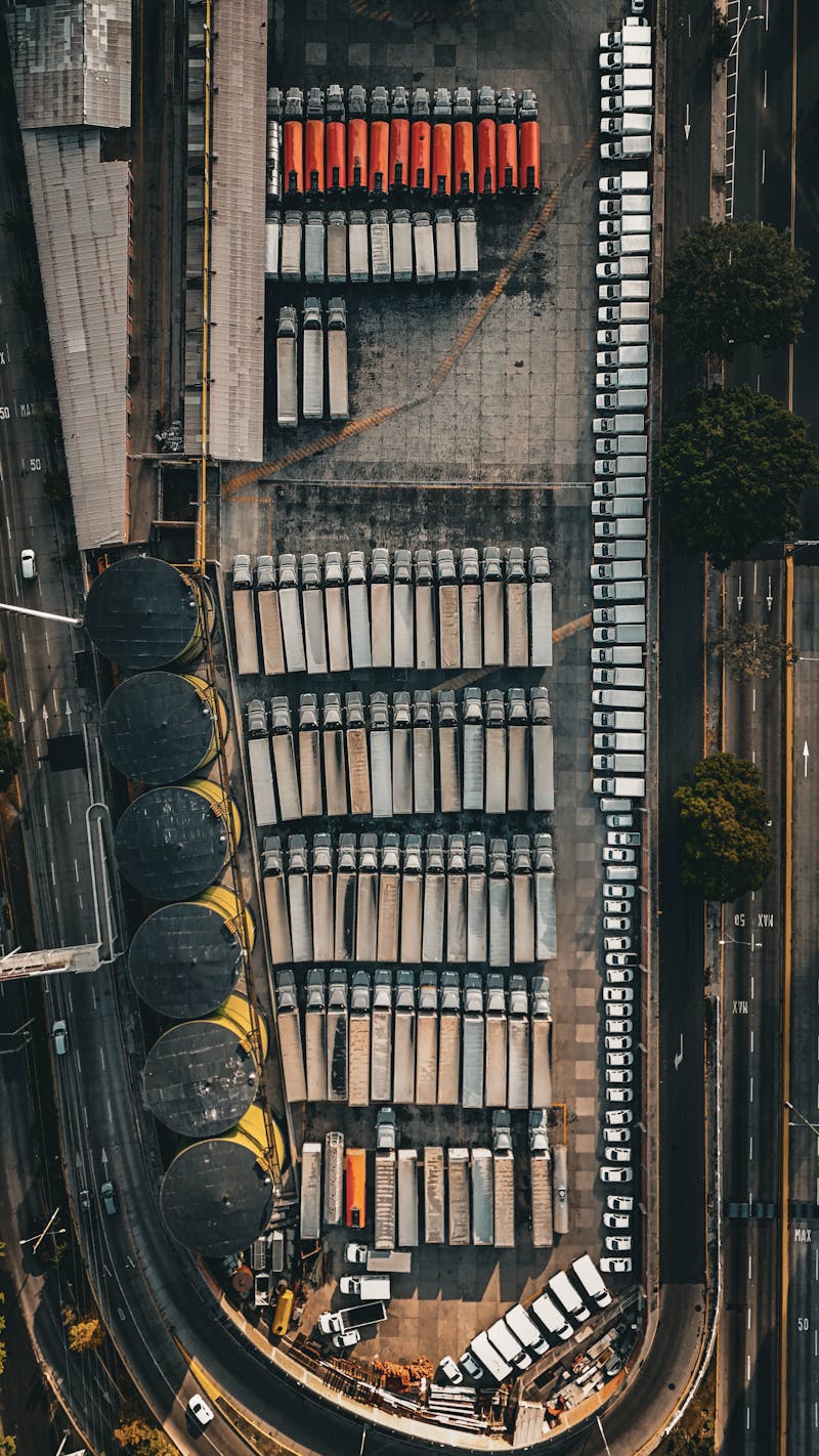 Bovenaanzicht van trucks op een depotterrein als logistieke context voor laadinfra.