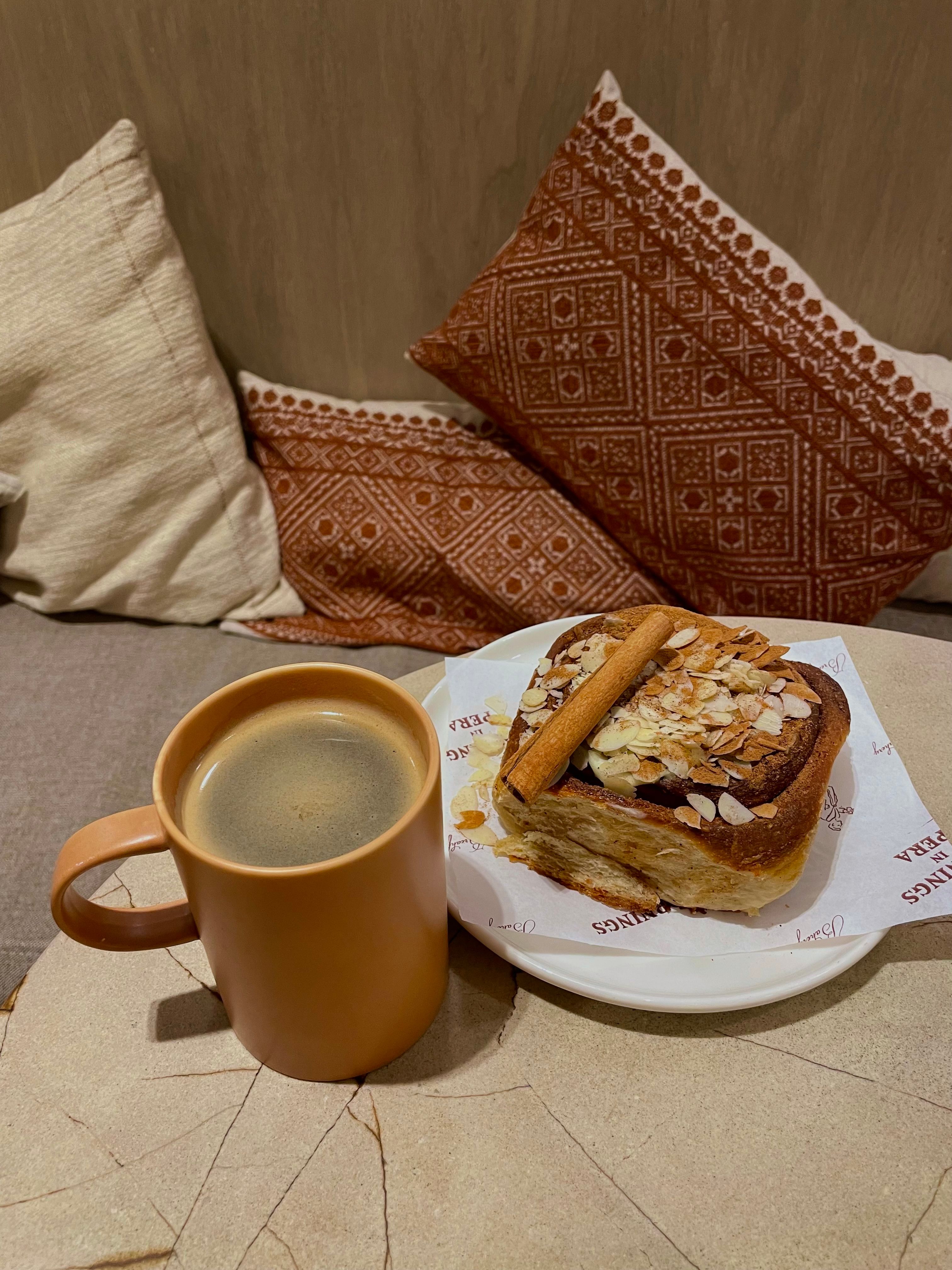 Taza de café con pastelería · Fotografía referencial