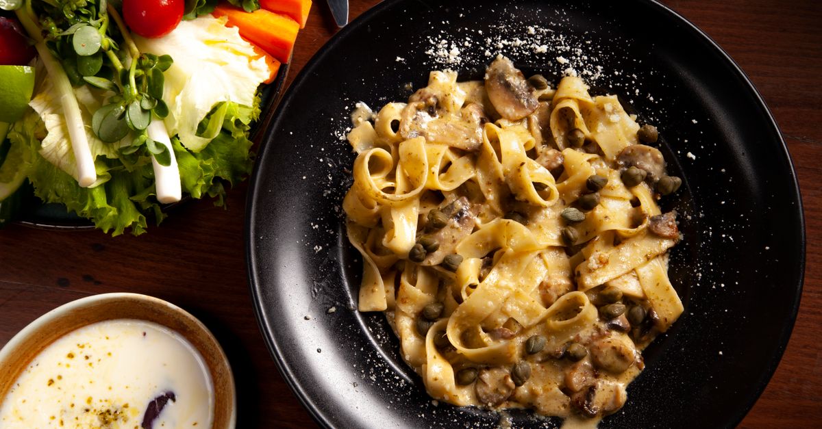 Creamy Garlic Mushroom Fettuccine