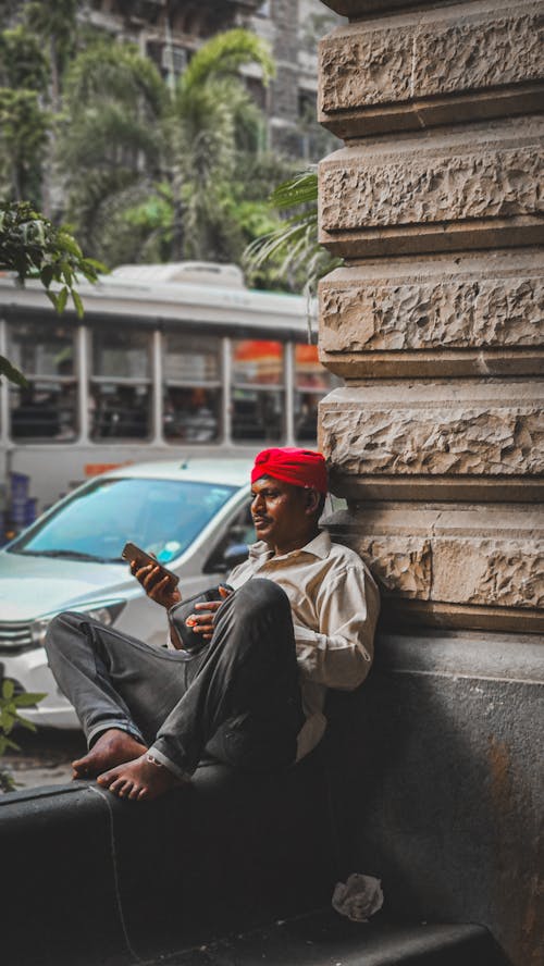 Ilmainen kuvapankkikuva tunnisteilla älypuhelin, intialainen mies, istuminen