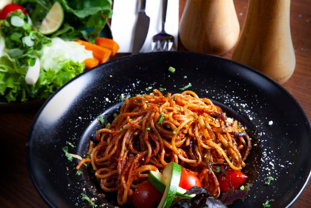 Bord pasta met kip en pestosaus