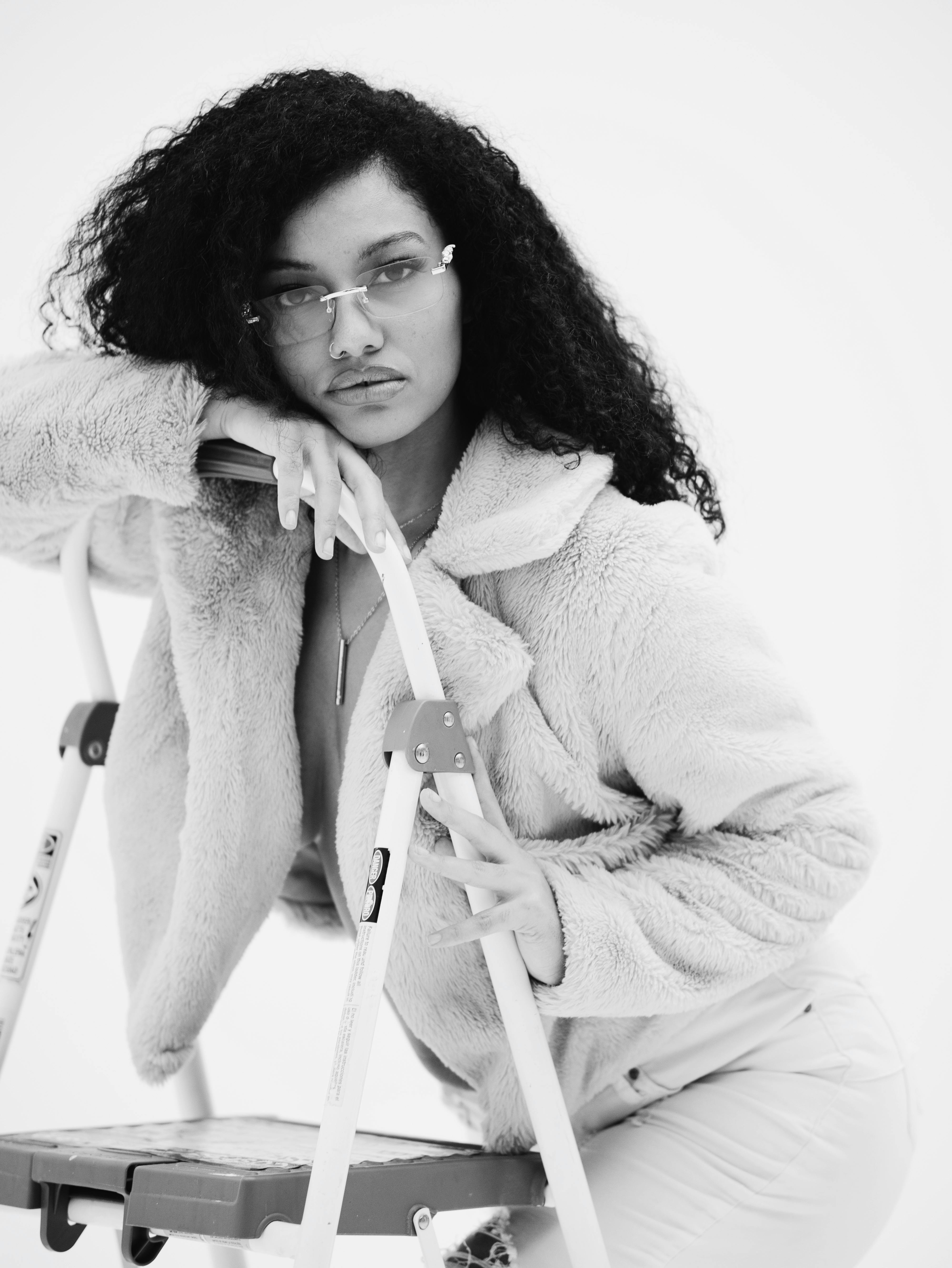 Gratis Modelo De Moda Posando En Una Escalera Foto de stock