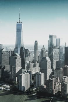 以标志性的世贸中心一号和纽约市天际线为特色，景色令人惊叹