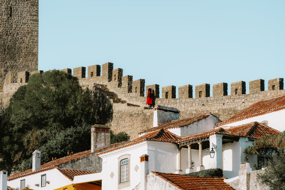 Casele albe și zidurile vechi ale cetății Óbidos, în Portugalia