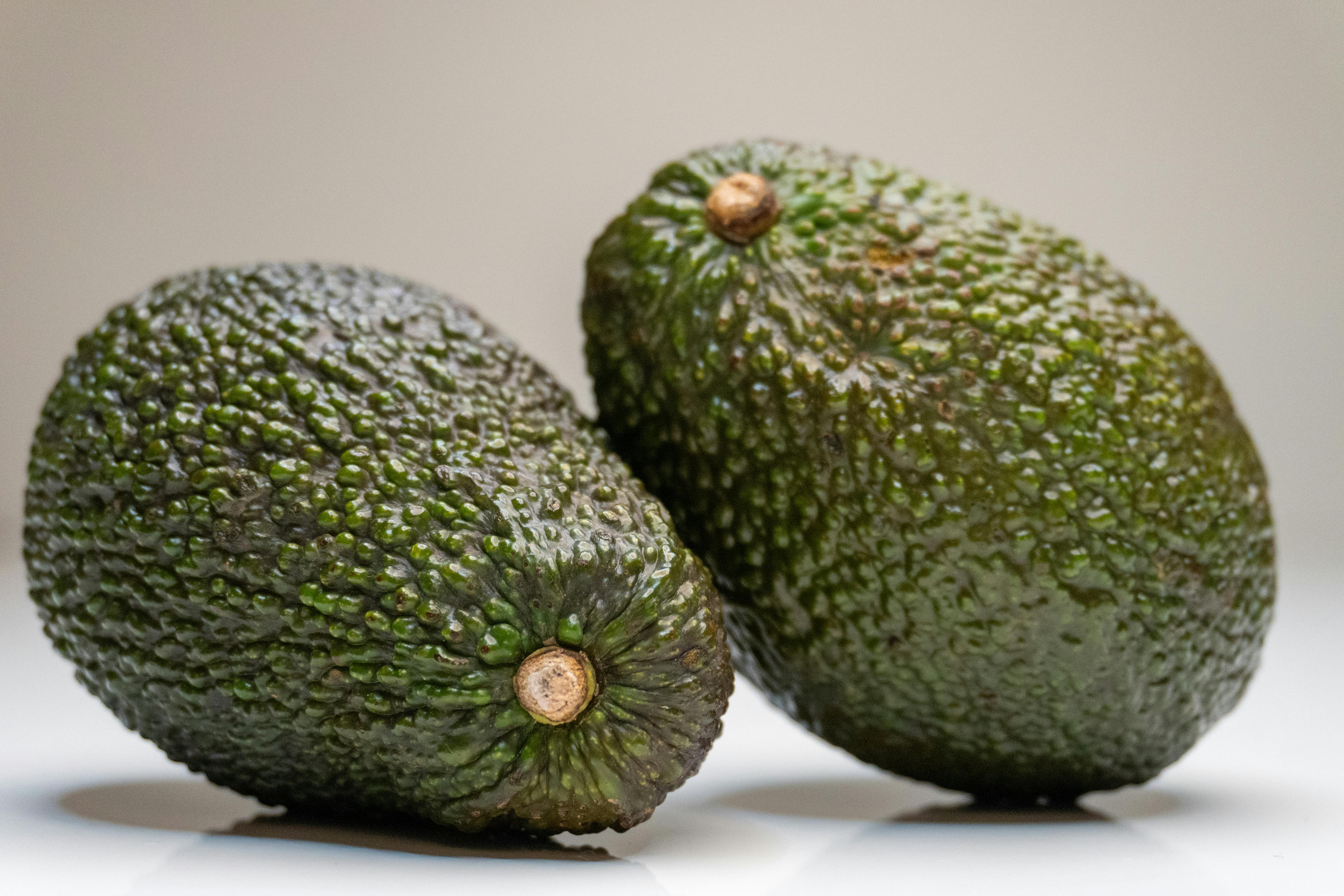 Fresh sliced avocados on a wooden cutting board — a rich source of healthy fats perfect for keto diet and weight loss.