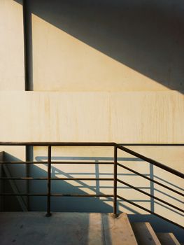 Klares Design mit Schatten & Treppe – Minimalistisch