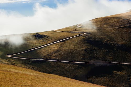 Foto profissional grátis de cenário, colina, estrada