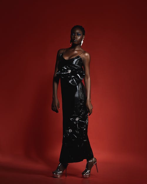 Foto stok gratis fotografi mode, gaun hitam, heels
