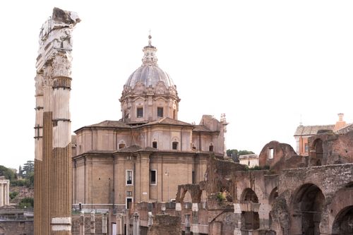 Free Majestic view of ancient ruins and architecture in Rome's Forum Romanum, capturing its timeless beauty. Stock Photo