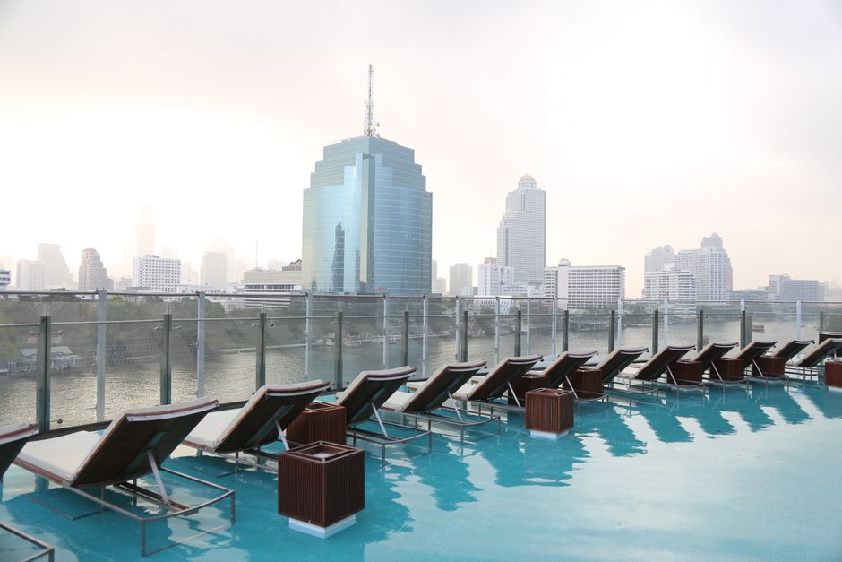 Serene rooftop pool do Capella Bangkok com vista deslumbrante do rio Chao Phraya e horizonte de Bangkok ao nascer do sol,...