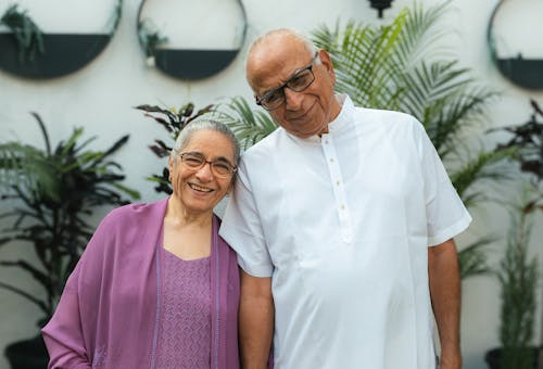 Foto profissional grátis de calvo, casal, de pé