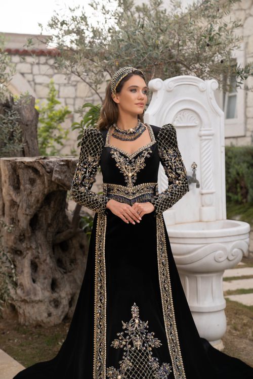 Free A bride in traditional Ottoman-style attire poses outdoors in İzmir, Türkiye. Stock Photo