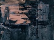抽象表现主义绘画的画布上，纹理显得黑暗而喜怒无常