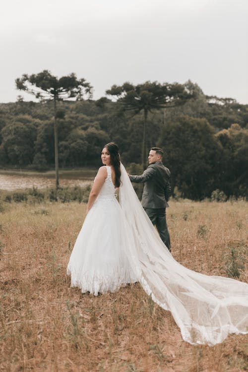 Foto profissional grátis de andando, casamento, fotografia de casamento