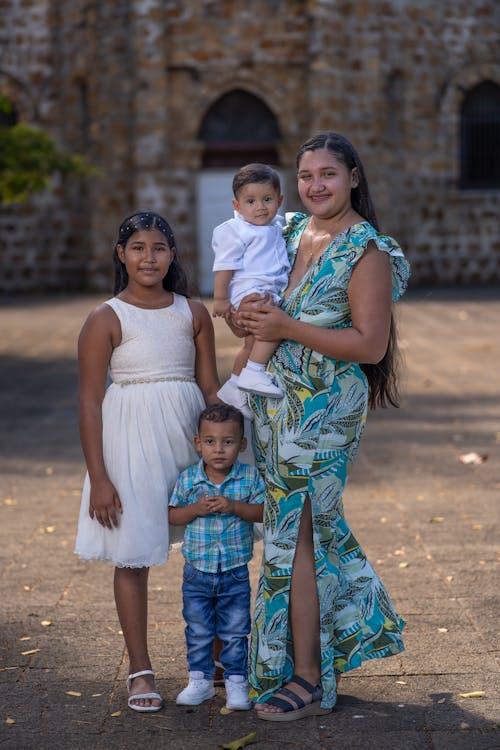 Foto profissional grátis de de pé, família, filha