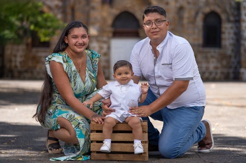 Foto profissional grátis de ajoelhado, amor, bebê