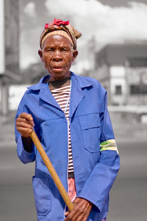 Ilmainen kuvapankkikuva tunnisteilla afrikkalainen mummo, city street, kadunlakaisija