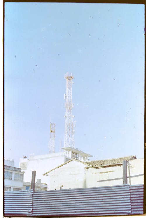 Gratis stockfoto met buitenkant van het gebouw, hek, heldere lucht