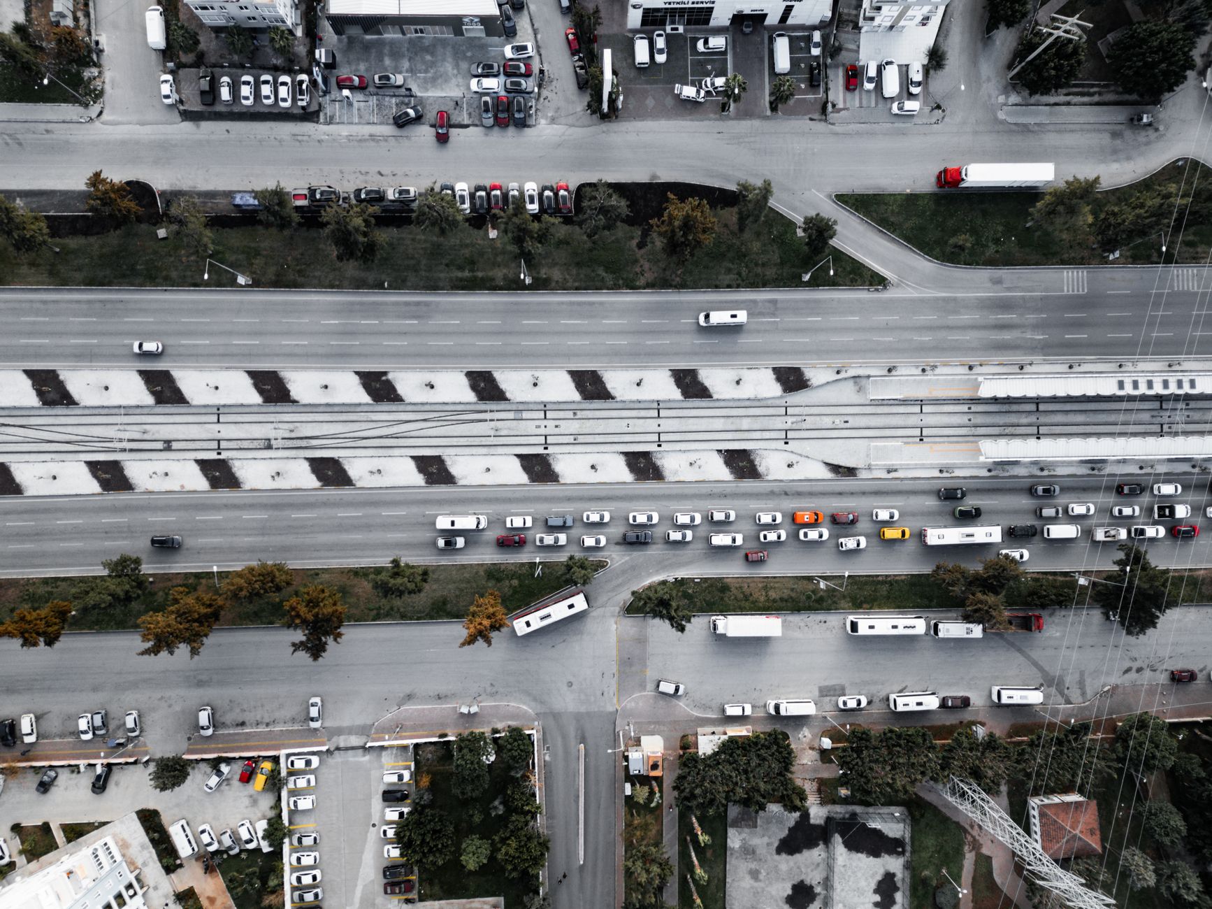 Aerial shot of busy traffic on city streets in Antalya, Türkiye, showcasing urban life.