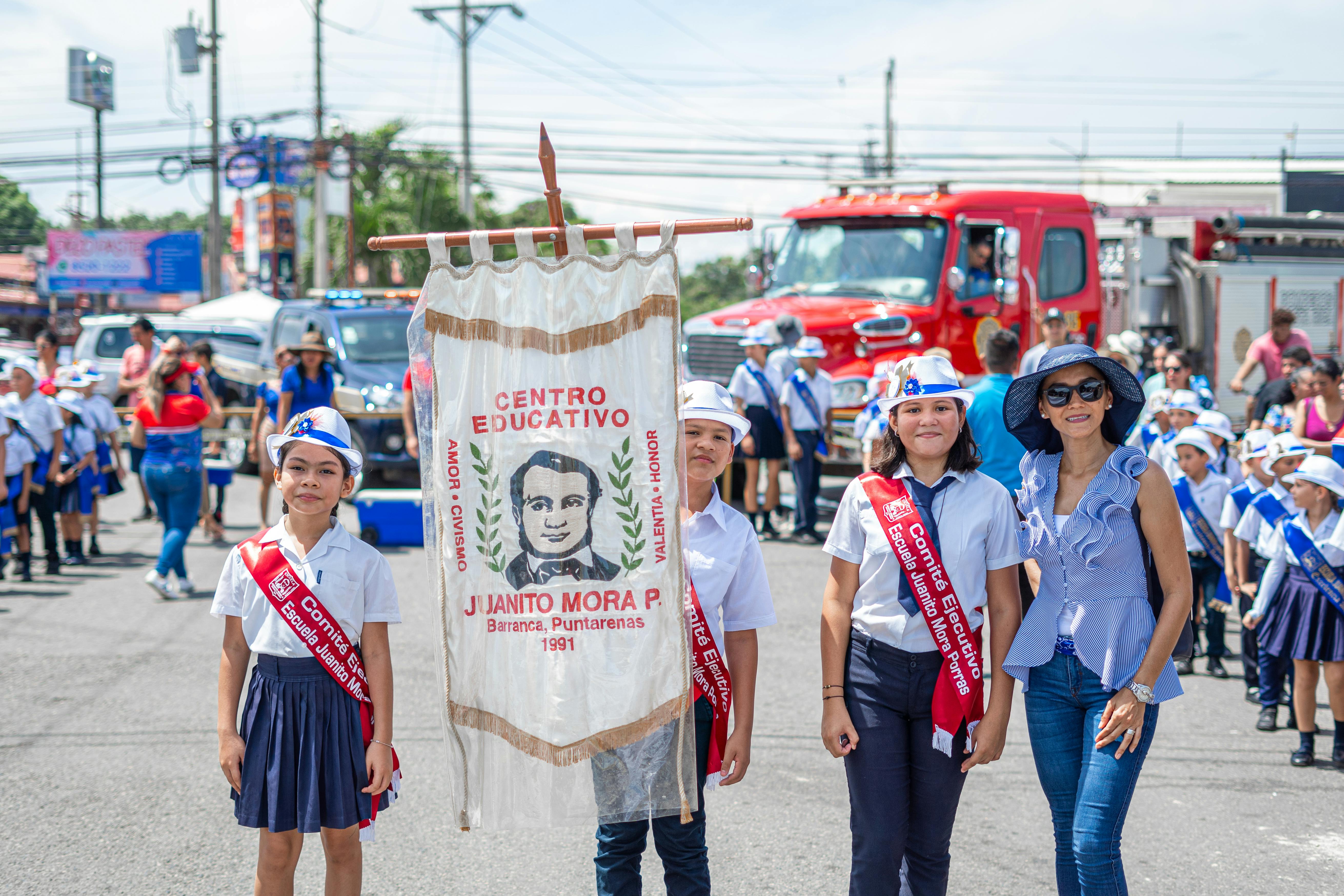 Celebración escolar en la calle con pancartas