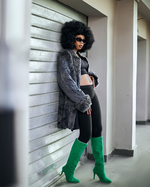 Foto profissional grátis de abrigo, botas verdes, cabelo afro