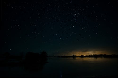 Fluss bei Nacht