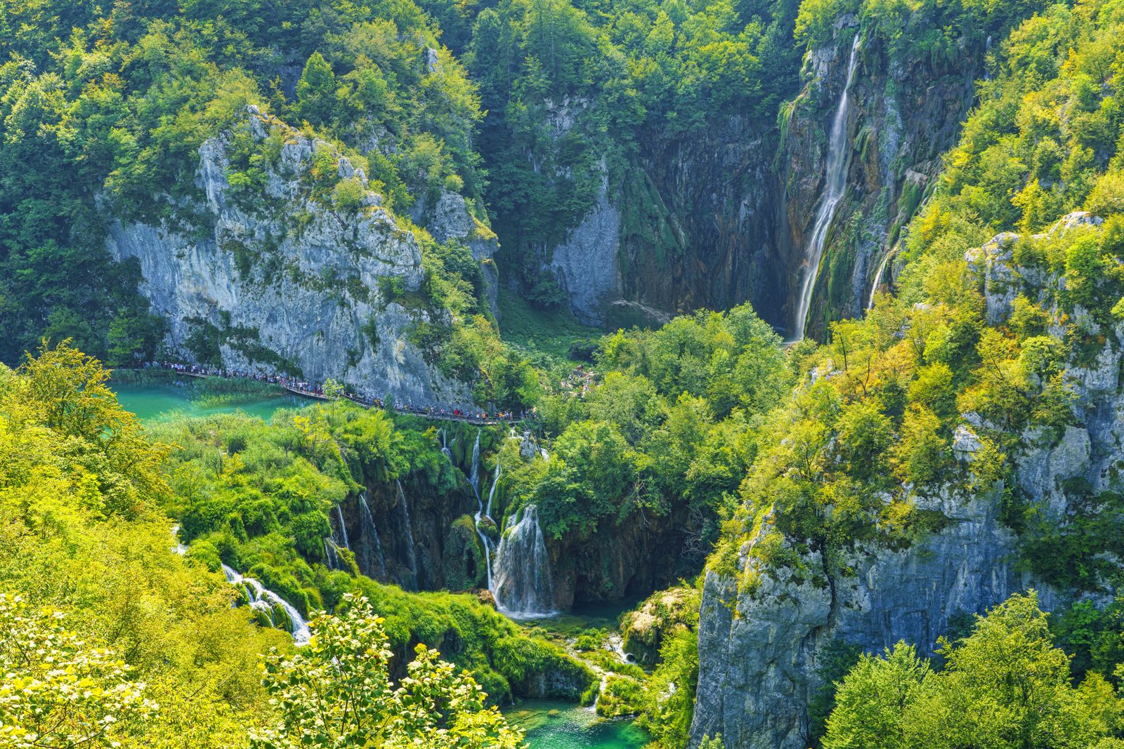 A Plitvicei-tavak türkiz tavai és vízesései felülnézetből