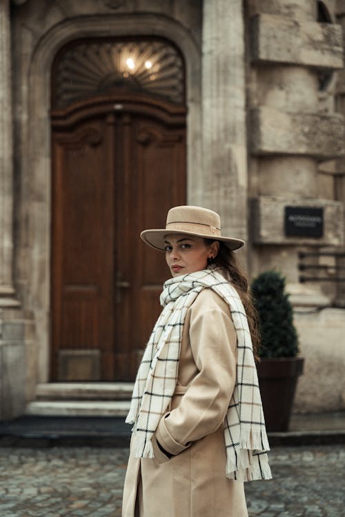 Foto profissional grátis de abrigo, cachecol, chapéu