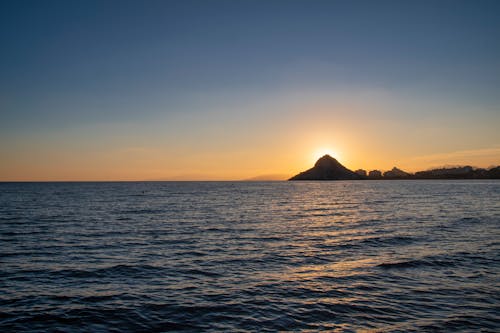 Foto profissional grátis de alvorecer, beira-mar, cair da noite