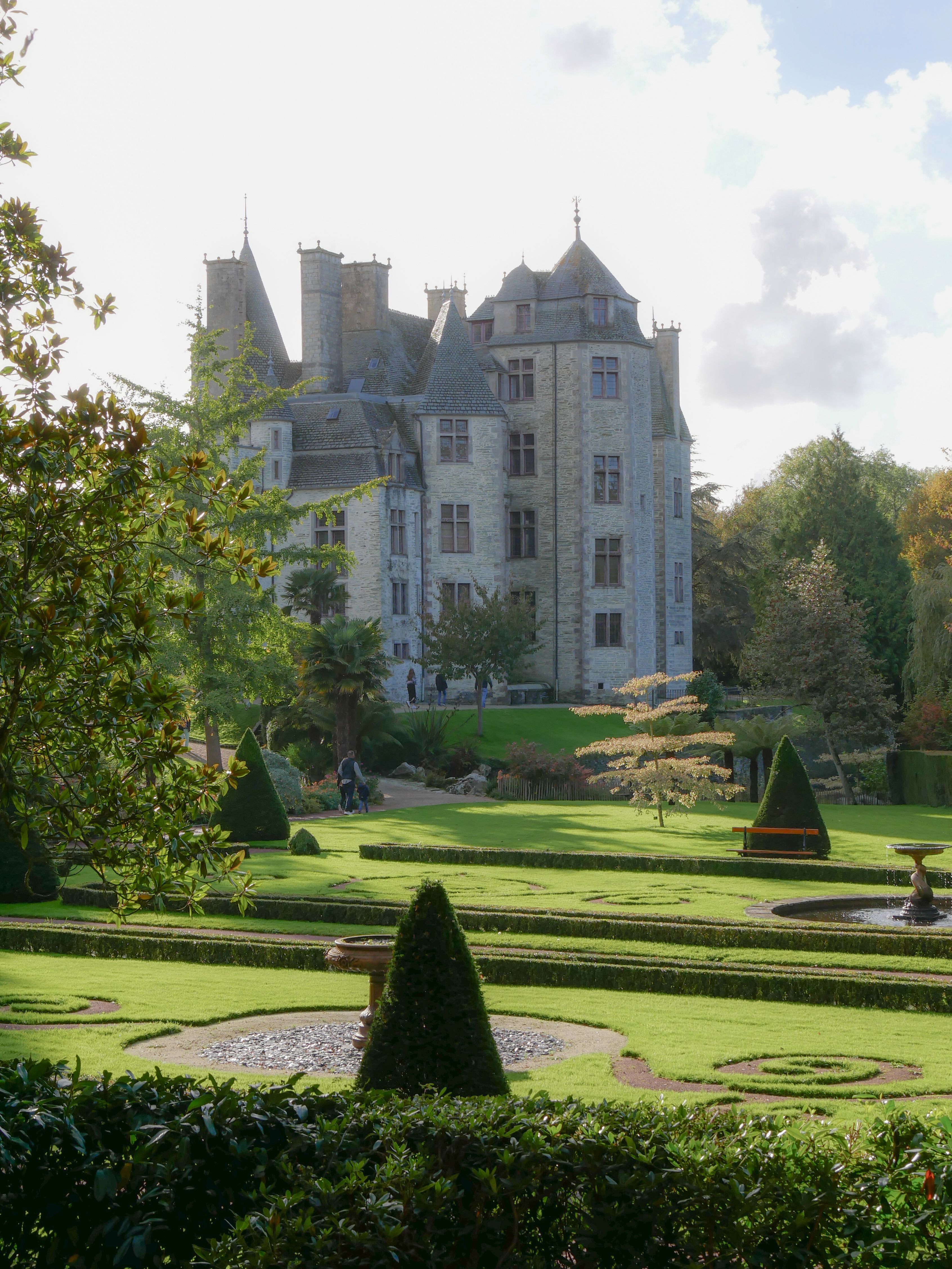 Le magnifique château de Corps Accord entouré de son parc arboré centenaire