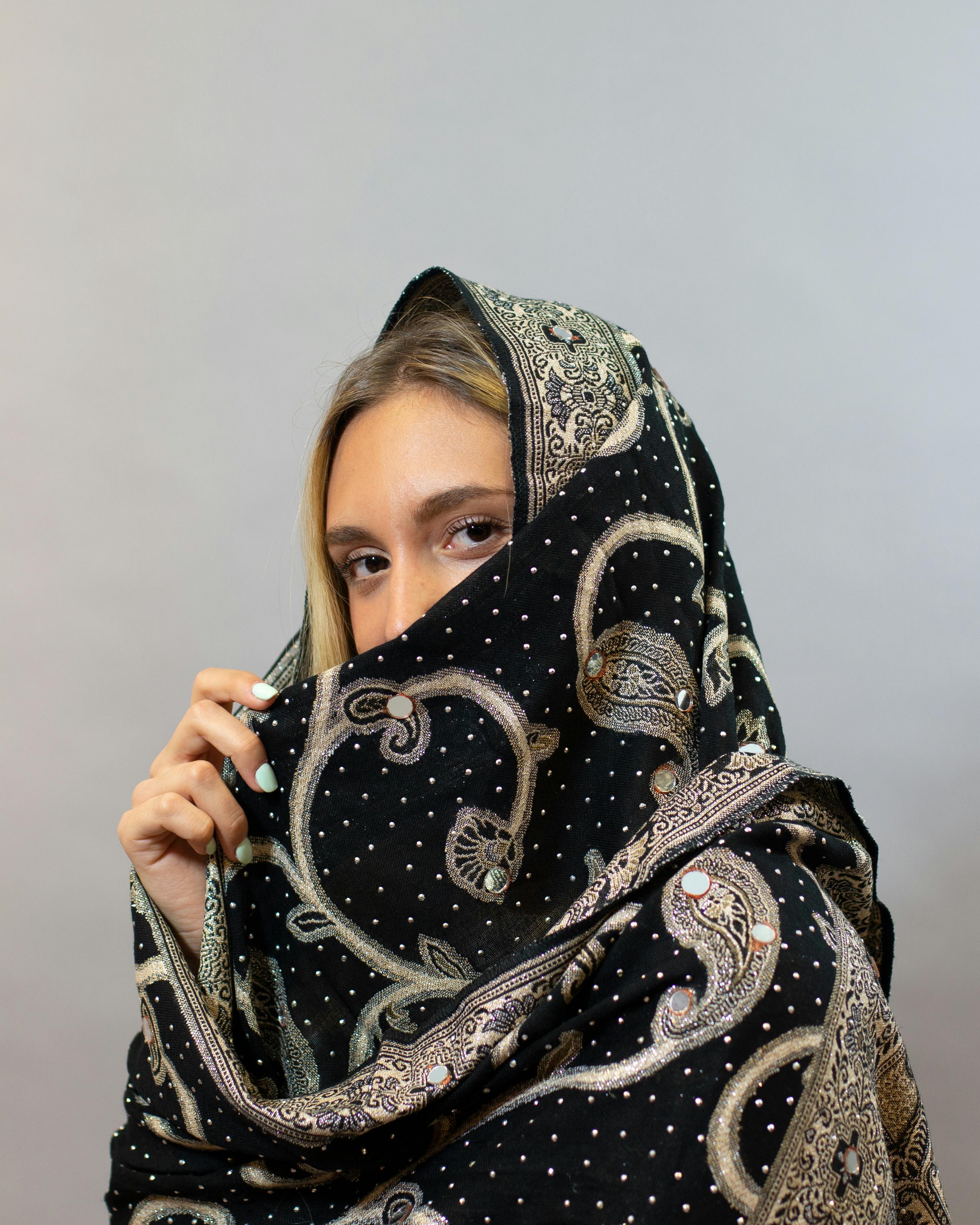 Ilmainen Blondi Poseeraa Kuviollisessa Huivissa Kuvapankkikuva