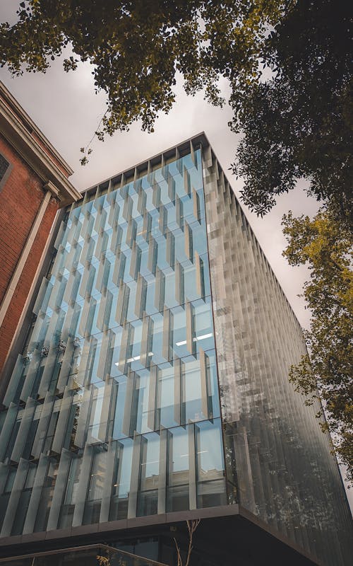 Kostenloses Stock Foto zu aufnahme von unten, bürogebäude, ecke