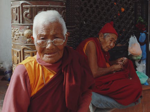Photos gratuites de bouddhiste, cheveux courts, cheveux gris