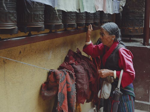 Darmowe zdjęcie z galerii z buddyjski, dzwonki, kobieta