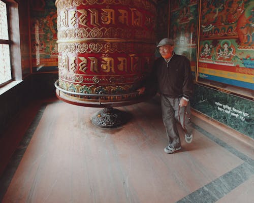 Kostenloses Stock Foto zu asiatischer mann, buddhist, efeukappe