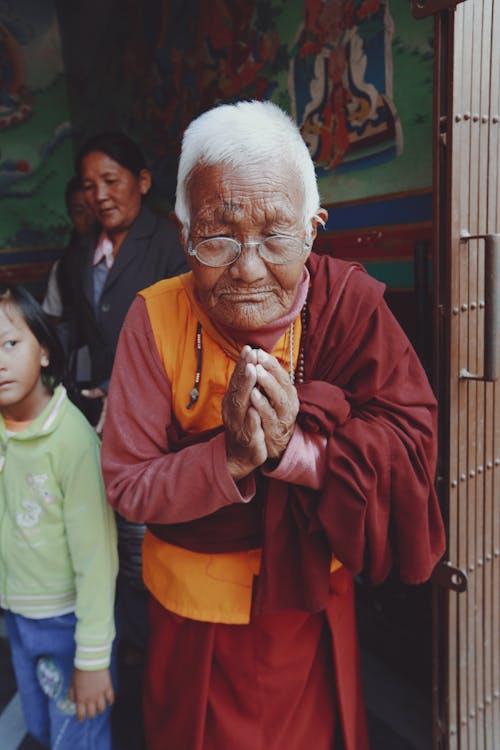 Kostenloses Stock Foto zu buddhist, graue haare, hände verschränkt