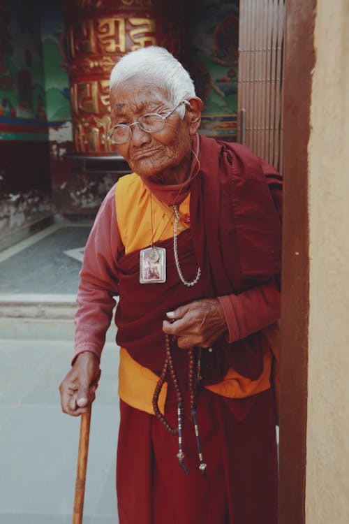 Kostenloses Stock Foto zu brille, buddhist, festhalten